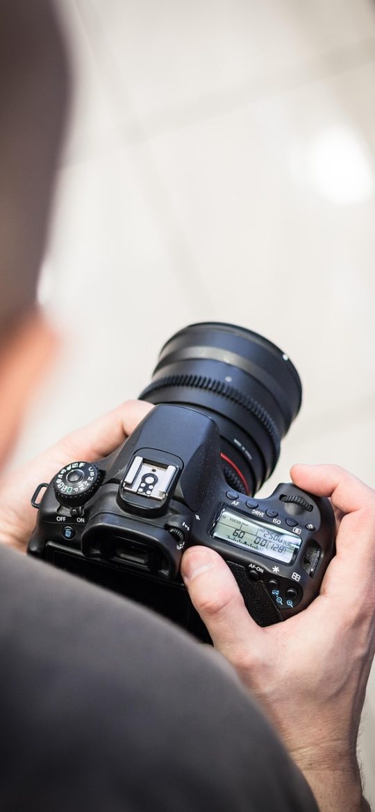 火绒安全下载 App 问题反馈界面截图，表单包含问题类型下拉选择、描述输入框与截图上传入口，底部为提交按钮，字段说明文字位于输入框上方